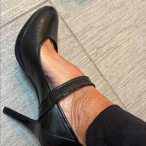 Great condition 5.5 heeled 4” pumps with strap